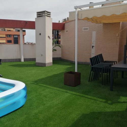 césped artificial para jardín con piscina